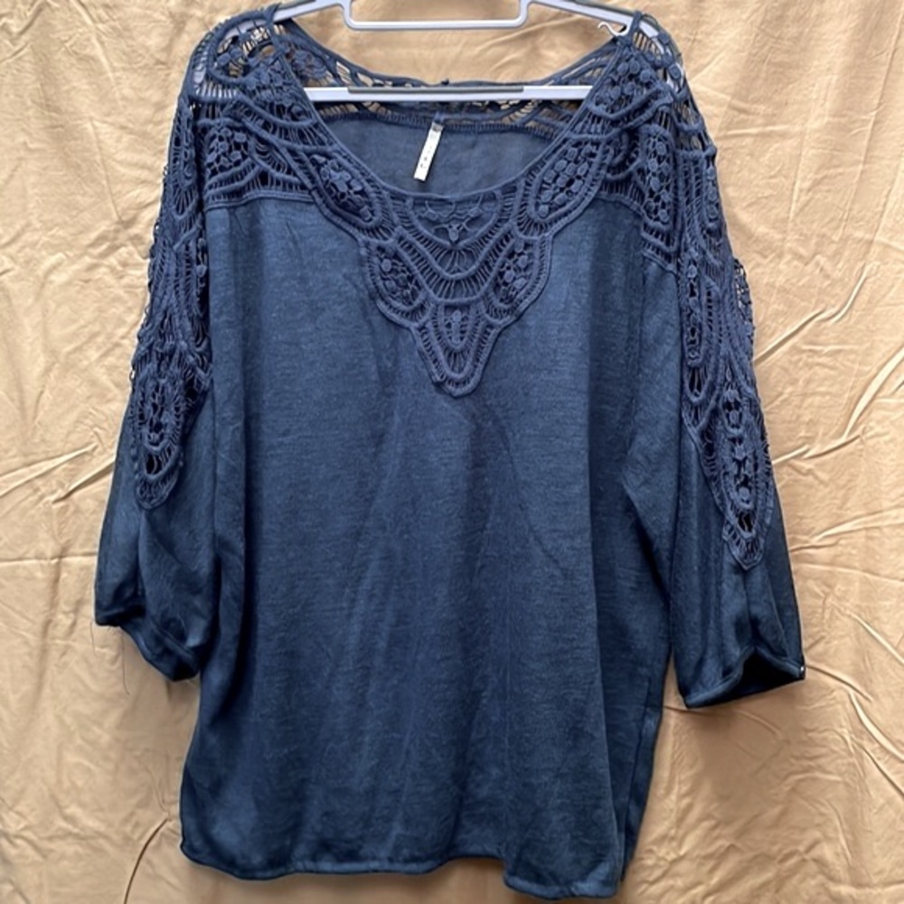 EUC eric Blue Long Sleeve Knit Top with Lace Neck & Shoulders, Sz XXXL